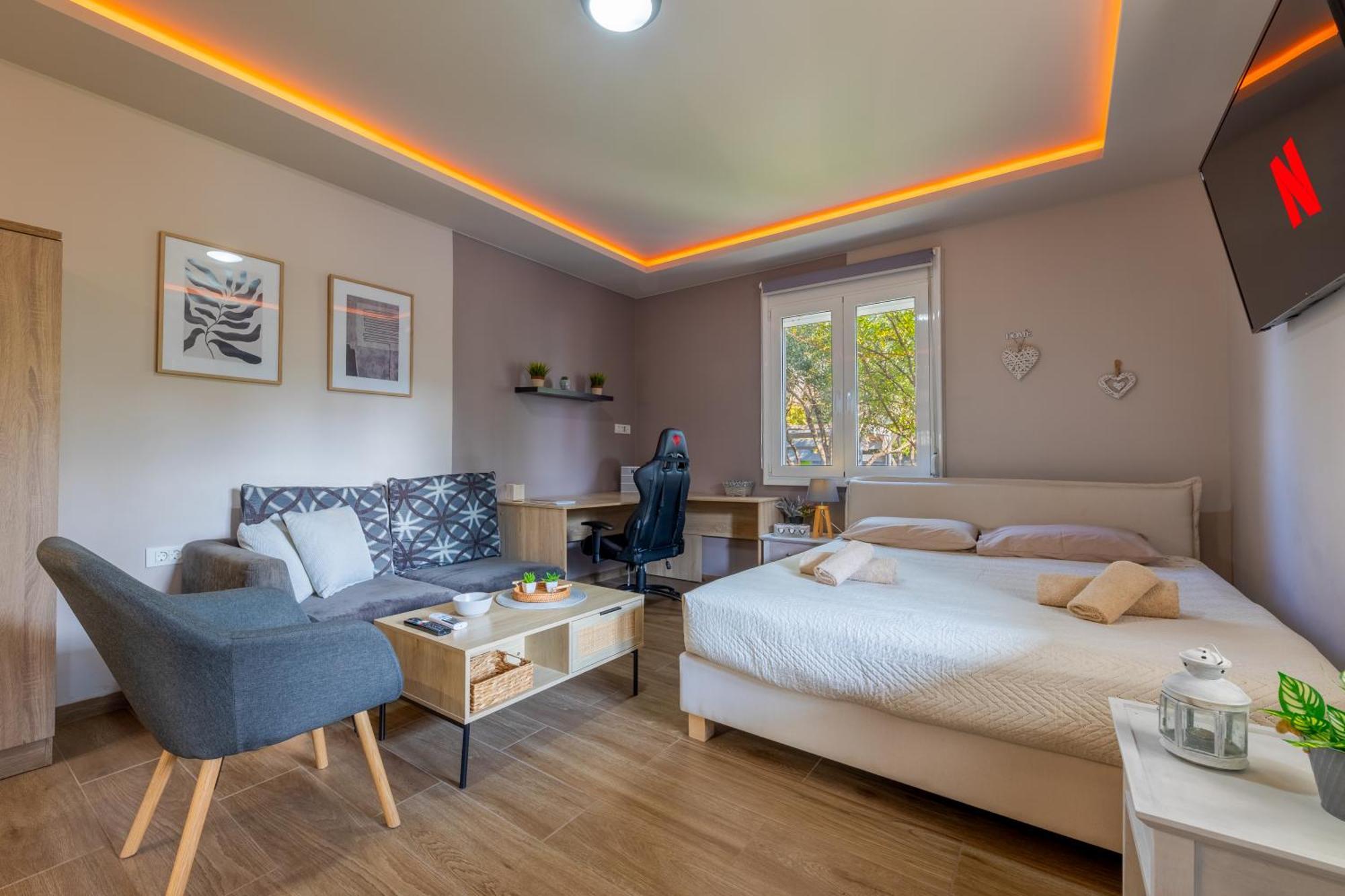 Holiday home The Away From With Hot Tub